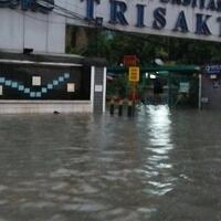 jalan-s-parman-depan-kampus-trisakti-lumpuh-lihat-foto-terkini