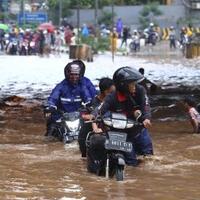jalan-tendean-monginsidi-macet-sekolah-tarakanita-i-tergenang
