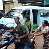 jalur-bekasi-jakarta-belum-bisa-dilintasi-akibat-banjir