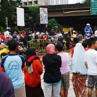 warga-kian-ramai-tonton-banjir-di-bekasi