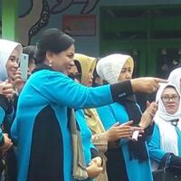 reaksi-iriana-jokowi-saksikan-marching-band-anak-anak-paud