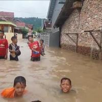 249-rumah-dan-6-sekolah-di-gresik-kembali-terendam-banjir