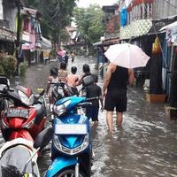 banjir-di-kawasan-petamburan-paksa-sekolah-diliburkan
