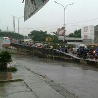 flyover-gatot-subroto-tangerang-lumpuh-akibat-banjir