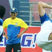 sebelum-berangkat-ke-solo-skuat-persib-latihan-ketahanan-fisik