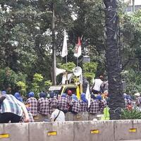 massa-pro-dan-kontra-ahok-tetap-setia-kawal-sidang-di-kementan