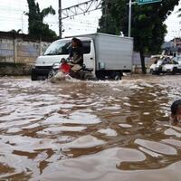 banjir-setinggi-lutut-orang-dewasa-menutup-jalan-di-bukit-duri