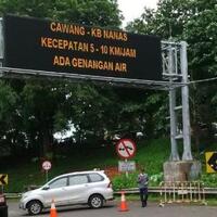 empat-jam-lebih-ditutup-karena-banjir-gt-jatibening-masih-lumpuh