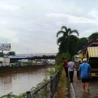 gerbang-tol-jatibening-ditutup-karena-banjir-begini-penampakannya