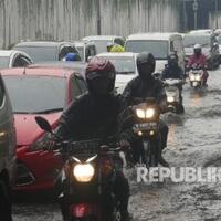 jakarta-banjir-aktivitas-sebagian-warga-lumpuh