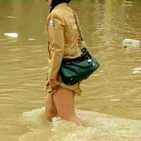 6-foto-ini-bakal-ngademin-mata-saat-banjir-buktikan-selalu-ada-suka-dibalik-duka