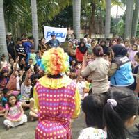 menjaga-senyum-di-wajah-bocah-korban-banjir