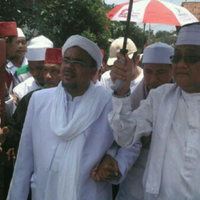 kunjungi-korban-banjir-rizieq-shihab-bagi-bagi-uang