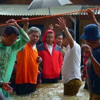sambangi-korban-banjir-anies-ini-bukan-kampanye-tapi-atas-nama-kemanusiaan