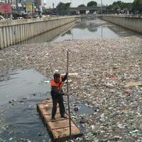 lihat-perjuangan-pasukan-oranye-ini-di-got-masih-tega-buang-sampah-sembarangan