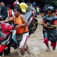 banjir-di-bekasi-dua-orang-tewas