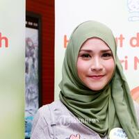 sukses-berbisnis-busana-zaskia-adya-mecca-kini-rintis-bisnis-kosmetik