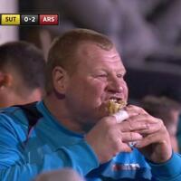 kiper-sutton-united-ini-makan-pie-saat-timnya-bertanding