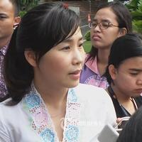 istri-ahok-dikerubuti-warga--bu-vero-aduh-cantik-banget-foto-dong-bu