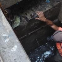 mereka-bertaruh-nyawa-bersihkan-sampah-warga-di-selokan-yang-dibuang-sembarangan