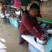 novi-jadi-korban-banjir-tiga-anaknya-jadi-piatu