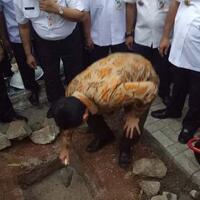 warga-berseru--dua--sambil-angkat-jari-ahok-jangan-nanti-saya-didiskualifikasi