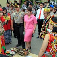 ritual-dayak-sambut-kapolresta-samarinda-kombes-pol-reza-arief-dewanto