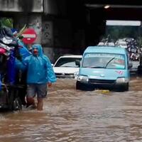 jalani-sidang-saat-jakarta-dikepung-banjir-ahok-minta-maaf-ke-warga