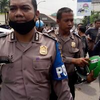 bentrokan-mereda-polisi-bawa-helm-pecah-pengemudi-go-jek