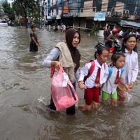 anies-imbau-relawan-dan-tim-pemenangan-tidak-gunakan-atribut-di-lokasi-banjir