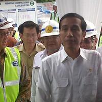 ahok--celingak-celinguk--sebelum-masuk-mobil-jokowi