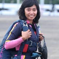 sudah-lebih-dari-750-kali-indri-susiani-terjun-dari-ketinggian-ribuan-kaki