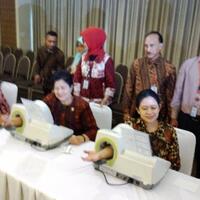 menko-pmk-berikan-alat-untuk-pengecekan-tekanan-darah-ke-sejumlah-kementerian