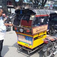 pemuda-berseragam-go-jek-gulingkan-becak-motor-milik-nur