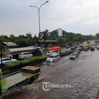 ini-kronologi-mobil-warga-bekasi-terendam-banjir-di-tol-cikunir