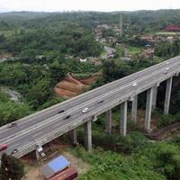 truk-belum-diperbolehkan-melintasi-jembatan-cisomang