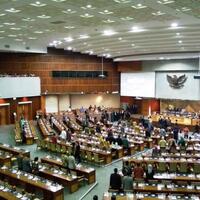 rapat-paripurna-sahkan-anggota-dpr-pengganti-jero-wacik