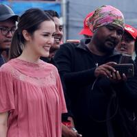 ingin-bantuan-tepat-sasaran-cathy-sharon-kunjungi-lokasi-banjir