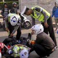 berhenti-sembarangan-dan-tak-mau-ditilang-sopir-angkot-ini-nekat-tabrak-polisi