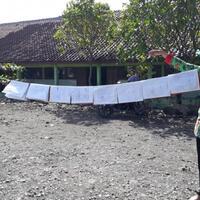 banjir-sudah-surut-giliran-ibu-guru-jemur-rapor-siswa