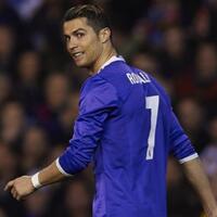 valencia-vs-real-madrid-cristiano-ronaldo-dikatain-homo-oleh-fans-valencia