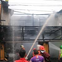 kompor-meledak-saat-masak-gula-aren-bakar-bangunan-dua-lantai