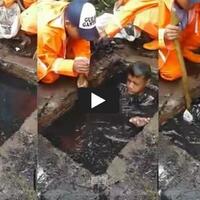 kata-ahok-soal-petugas-kebersihan-menyelam-di-got-tanpa-pengaman