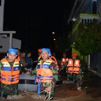 satgas-banjir-koopsau-i-lakukan-patroli-malam-di-cipinang-melayu
