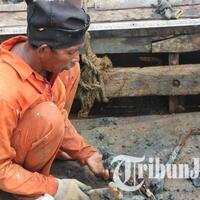 menyelam-di-perairan-tanjung-perak-cari-besi-choirul-hasilkan-rp-4-juta-sehari