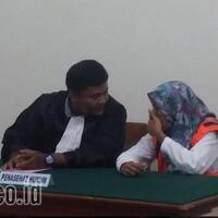 lempar-kotoran-sapi-ke-kantor-polisi-nasiroh-dituntut-tujuh-bulan-penjara