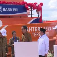 presiden-jokowi-tinjau--bank-terapung--di-maluku