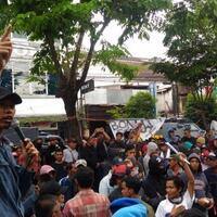 ratusan-pendukung-imam-achmad-lempar-botol-air-mineral-di-kpu-yogyakarta