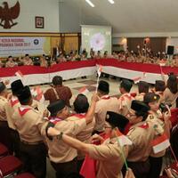 kwarnas-pramuka-bentangkan-merah-putih-sepanjang-200-meter