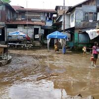 usai-diterjang-banjir-pemukiman-warga-di-bantara-sungai-deli-terendam-lumpur